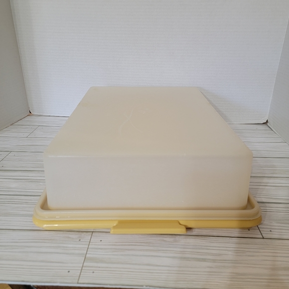 Tupperware 9×13 Cake Storage Container. Yellow Base Opaque Lid - Picture 4 of 15